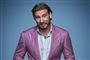 Portræt billede af Bendtner i pink jakkesæt