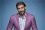Portræt billede af Bendtner i pink jakkesæt