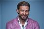 Bendtner smiler i pink jakkesæt