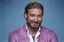 Bendtner smiler i pink jakkesæt