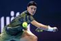 tennisspiller i aktion på banen