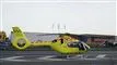 En lægehelikopter er landet på motorvejen.