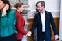 to politikere giver hånd