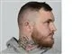 mand med skæg og tatovering på halsen