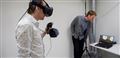 mand med virtual reality briller 