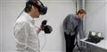 mand med virtual reality briller 