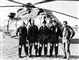 En helikopter med fem soldater foran