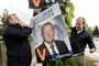 To mænd sætter valgplakater op