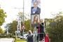 en unge pige hænger valgplakater op
