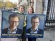 Piger med valgplakater