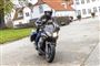 Martin Rossen forlader Marienborg på motorcykel, mens partierne forhandler om dannelsen af en ny regering.