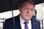 lars løkke står under paraply