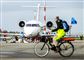 cyklist kører i lufthavn
