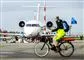 cyklist kører i lufthavn
