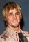 En blond mand smiler
