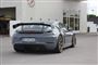En sportsvogn ved en tankstation