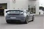 En sportsvogn ved en tankstation