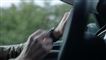 En mand med et smartwatch i en bil