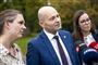 mand flankeret af to kvinder