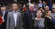 tre personer ser overraskede ud