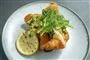 højtbelagt smørrebrød med fiskefilet på tallerken