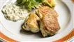 fiskefrikadeller på tallerken