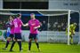 fodboldspillere i lilla dragt