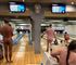 Nøgne folk der bowler.