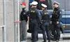 Politiet anholder mand med mundbind