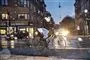 gadebillede med vej, bil og cyklist