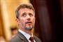 Kronprins Frederik ser lidt ked af det ud.