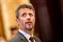 Kronprins Frederik ser lidt ked af det ud.