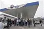 En menneskemængde ved en tankstation