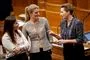 tre kvindelige politikere diskuterer i folketingssalen