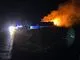 Flammer står op fra en bondegård