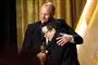 to mænd omfaver hinandne