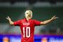 spiller står med ryggen til og slår ud med armene