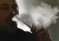 mand ryger på e-cigaret