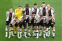 De 11 startende tyske fodboldspillere holdt sig alle for munden, da der skulle tages foto før VM-kampen mod Japan i Doha.
