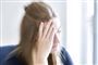 kvinde tager sig til hovedet