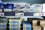 Mange pakker smør på en hylde i supermarkedet