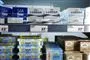 Mange pakker smør på en hylde i supermarkedet