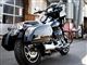 motorcykel holder foran bygning