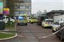 politi og ambulancer ved boligblok