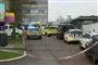 politi og ambulancer ved boligblok