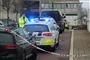 politi og ambulancer ved boligblok