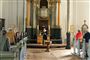 folk sidder i kirke