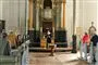 folk sidder i kirke