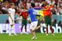 Mand med flag løber på fodboldbane