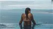 kvinde i pool ser ud over havet